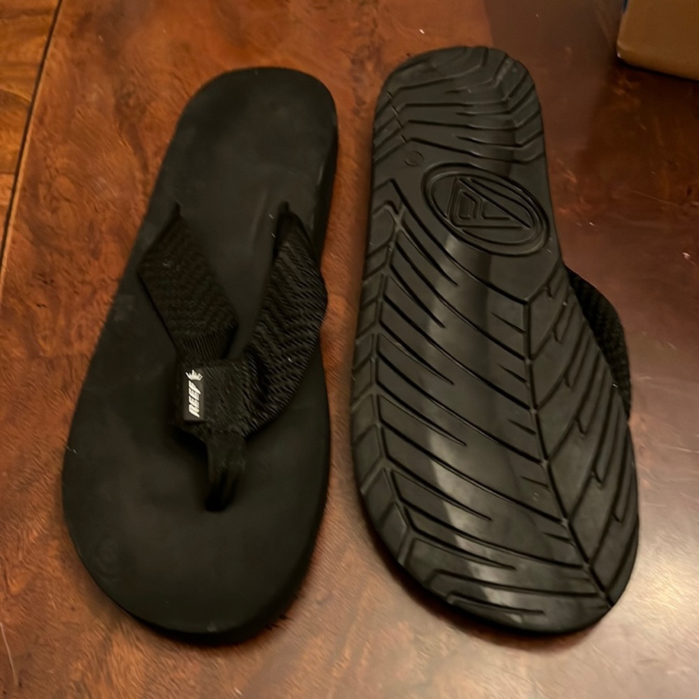 Reef Squishy Flip Flops- Black Herringbone Pattern Like New!